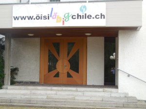 De Iigang von de reformierte Chile mit em Fäschtlogo