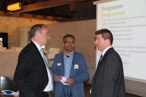 De Gmeindsamma vo Wettige, Dr. Markus Dieth (links) im Gspröch mit em Orun Palit und em glp-Präsident Martin Bäumle (rächts) (Foti:ZVG)